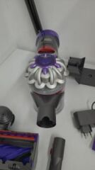 Dyson V8 Absolute (Gümüş/nikel)